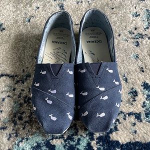 TOMS oceana washed canvas embroidered whales